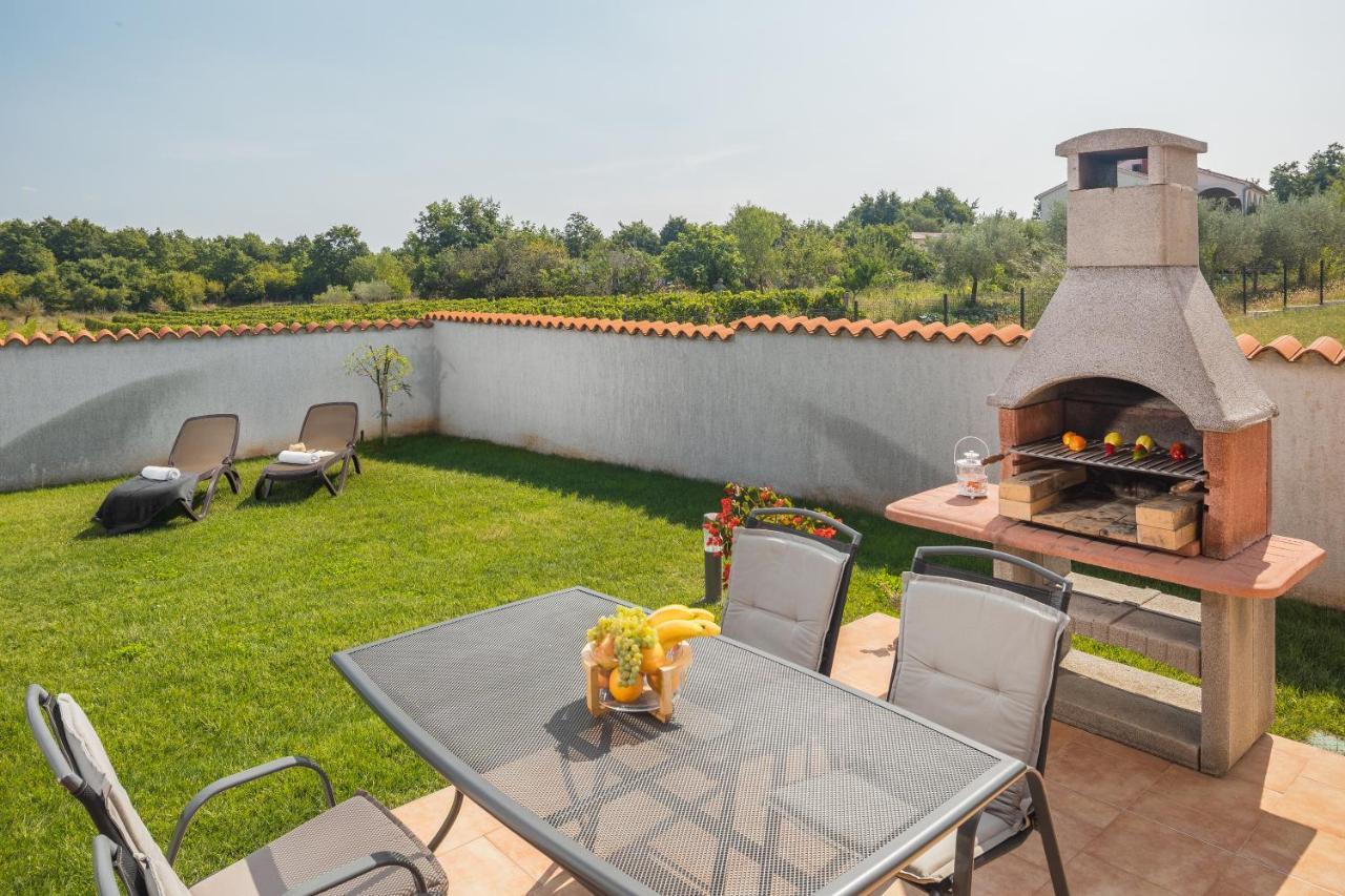 Gracia Villa *