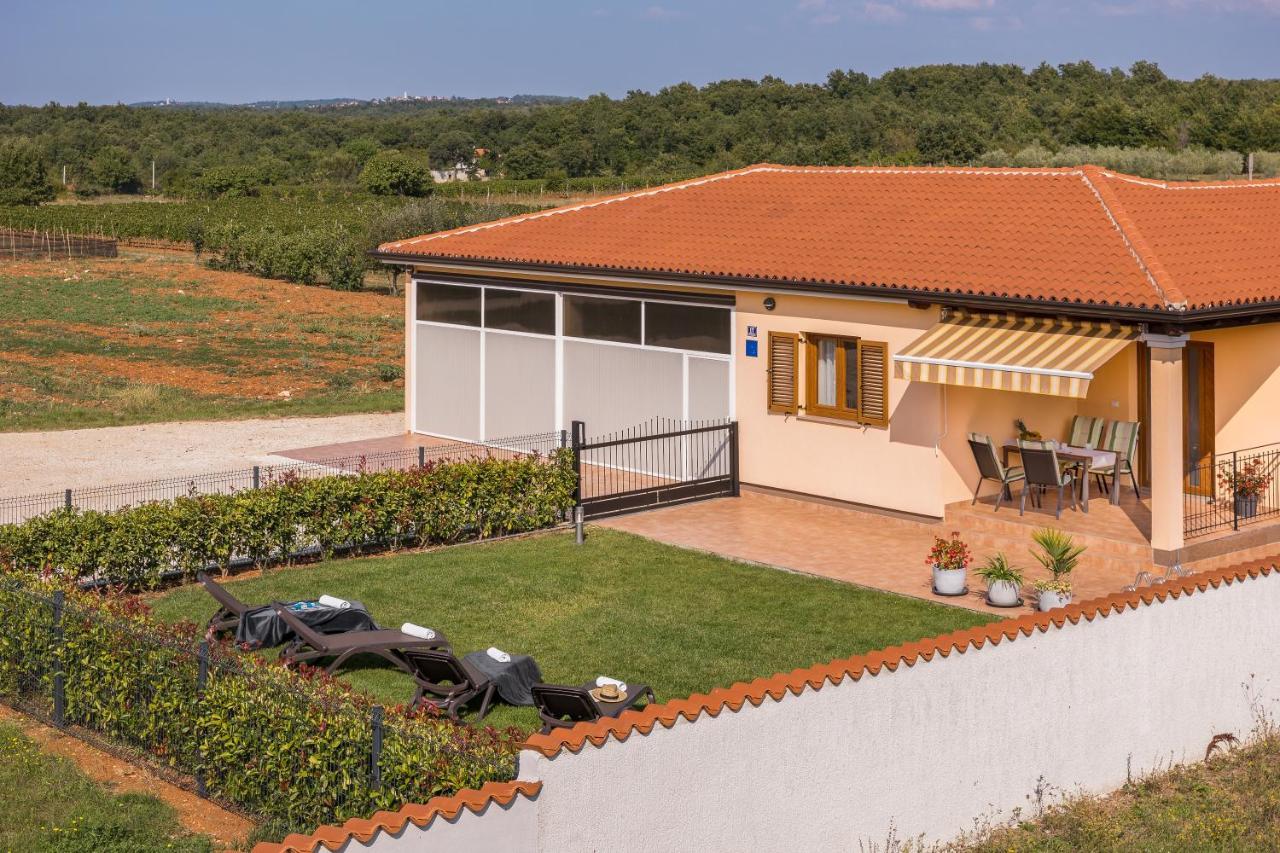 Gracia Villa *