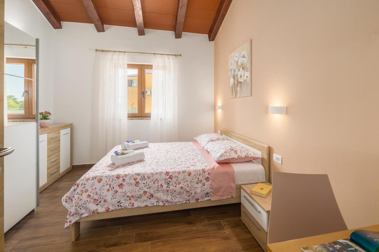 Gracia Villa *